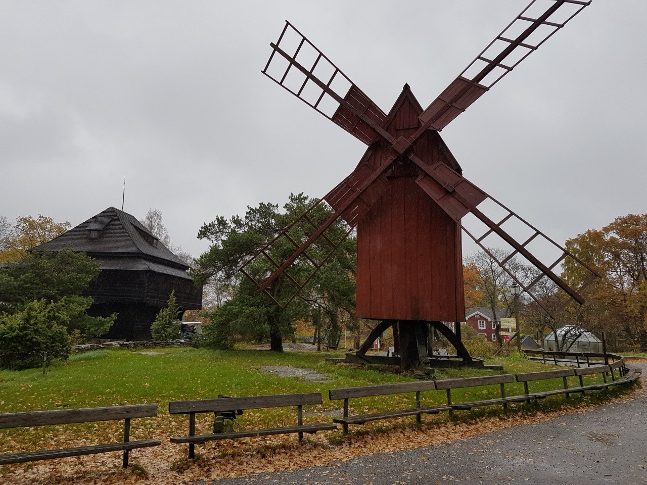 Skansen, sebuah taman dan muzium terbuka yang mempamerkan bangunan tradisional dari seluruh Sweden