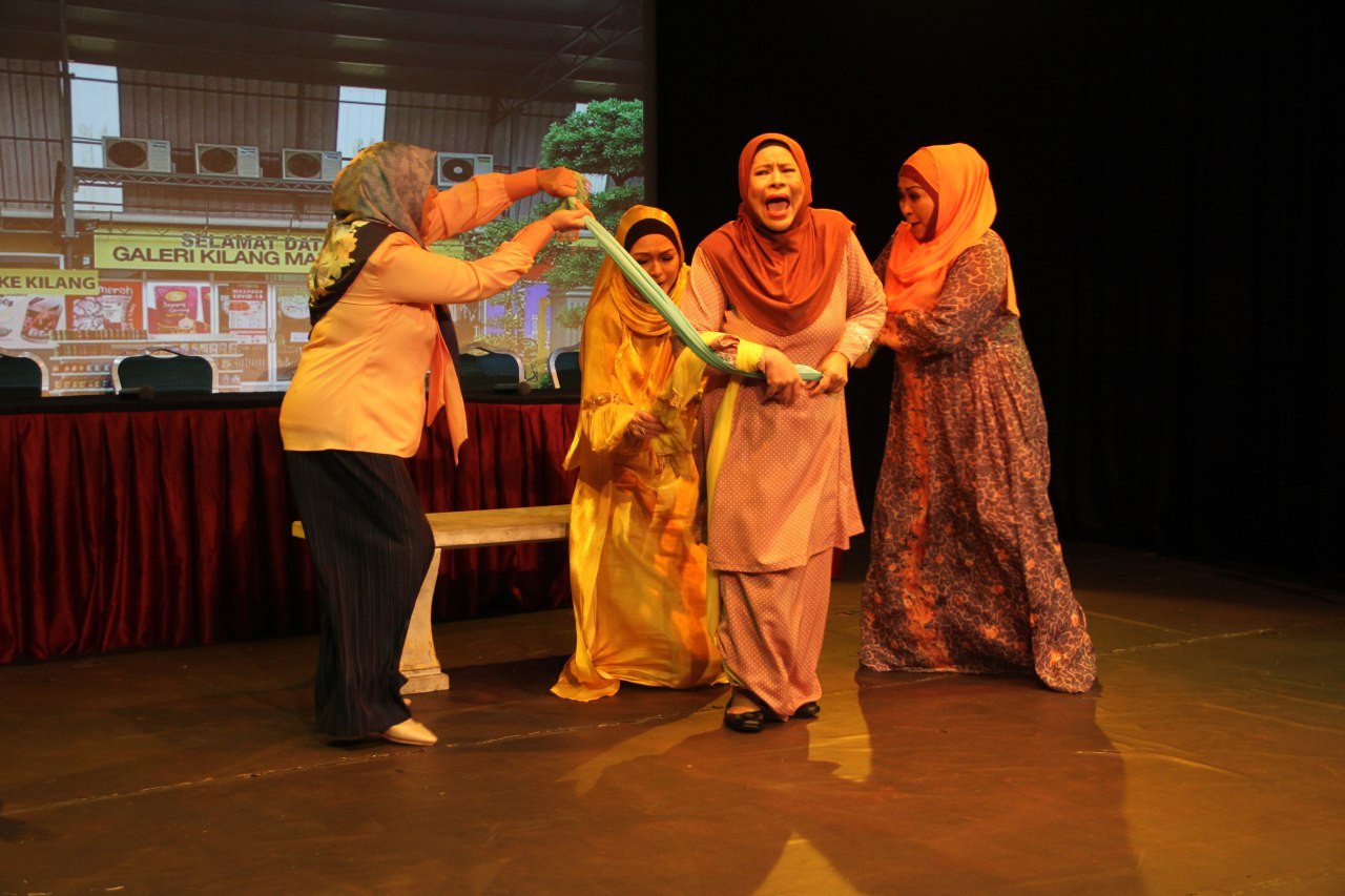 Teater ini dibarisi pelakon hebat tanah air seperti Fauziah 'Ogy' Datuk Ahmad Daud, Datuk Ziela Jalil, Liza Abdullah, Mak Wan Latah dan lain-lain - Gambar ihsan Dr. Rosminah Tahir 