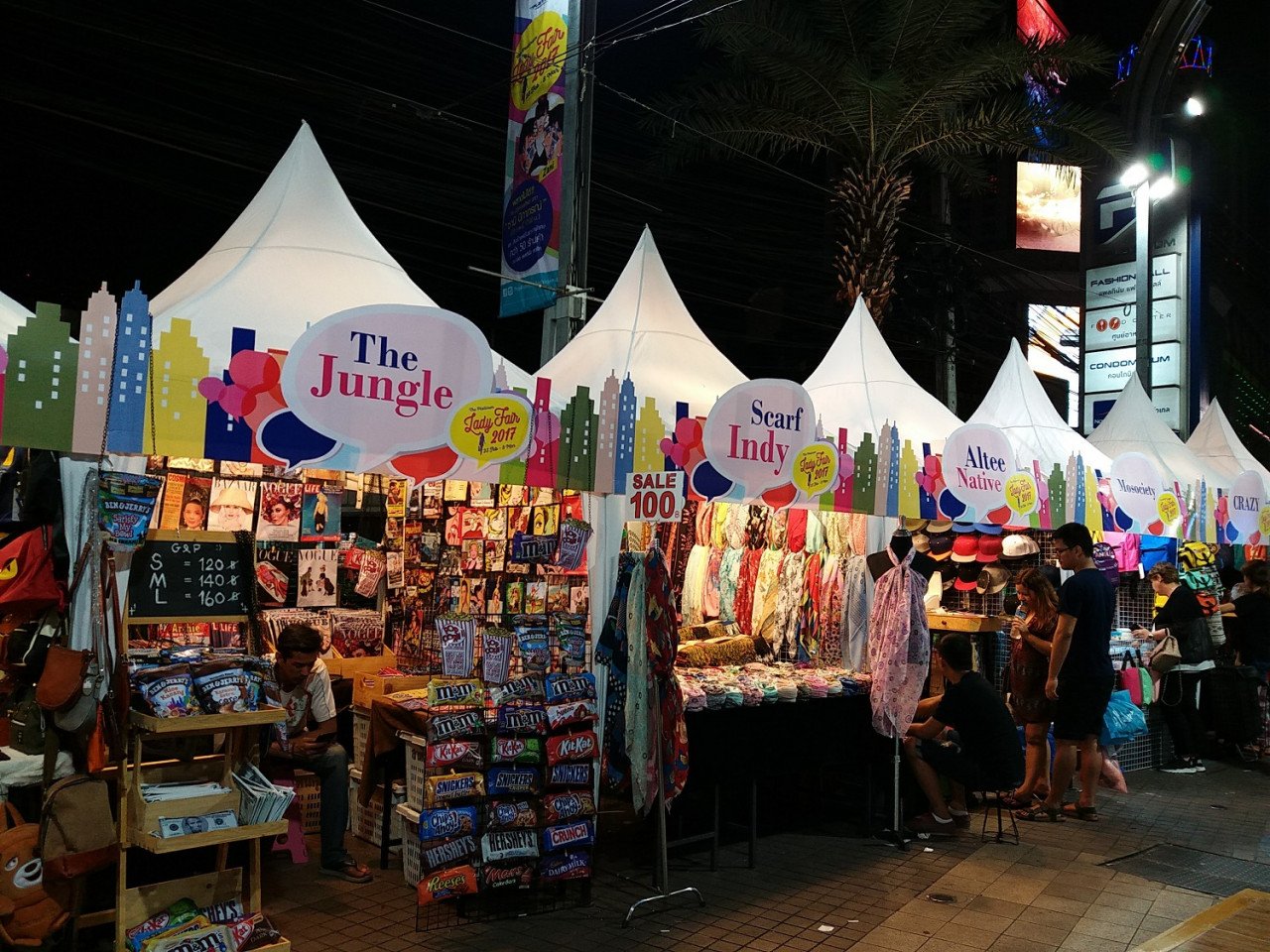 'Night Market' antara aktiviti malam yang sangat popular dalam kalangan pelancong. - Gambar Rahayu MN