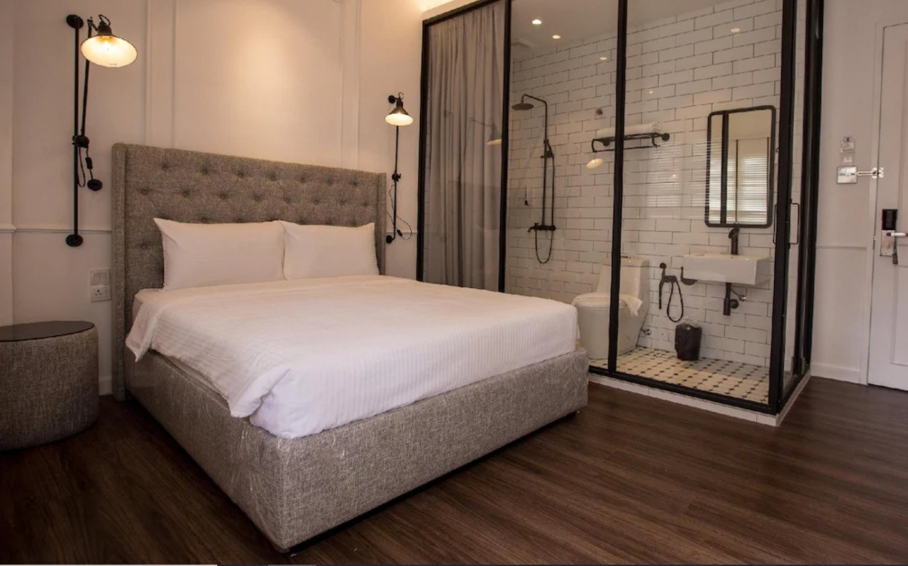 Kamar-kamar di hotel ini tampil dengan dekorasi moden minimalis