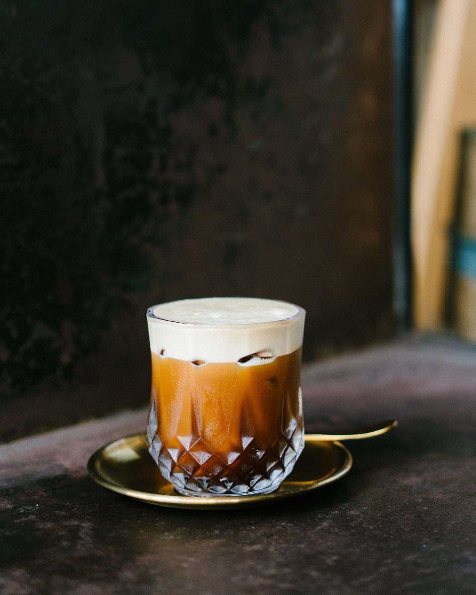 Minuman yang mesti dicuba ialah Kopi Jawa - latte macchiato yang dimaniskan dengan gula aren Jawa dari Indonesia.