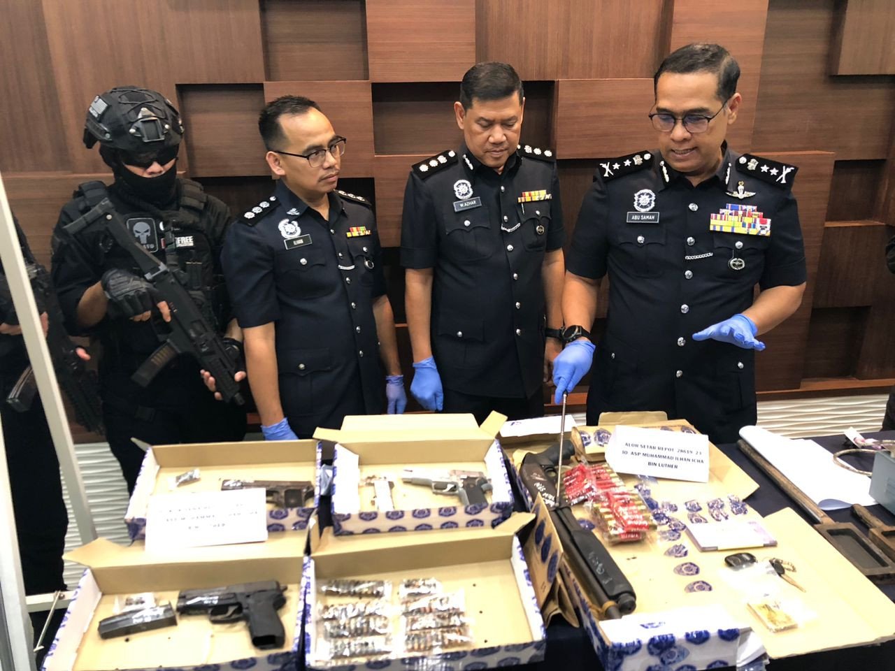 Timbalan Ketua Polis Kedah, Datuk Abu Samah Mohd Noor menunjukkan pump gun yang digunakan suspek. - gambar Rafisqi Radhi