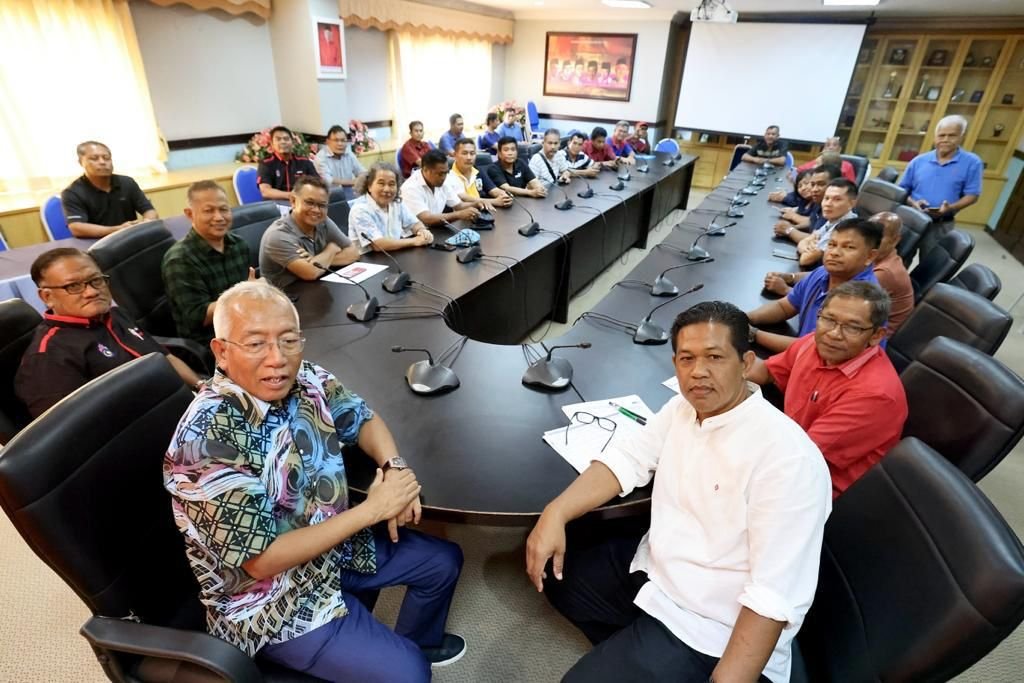 Mahdzir Khalid (kiri) pada pertemuan dengan kepimpinan komuniti Siam seluruh Kedah di Alor Setar baru-baru ini - gambar fail