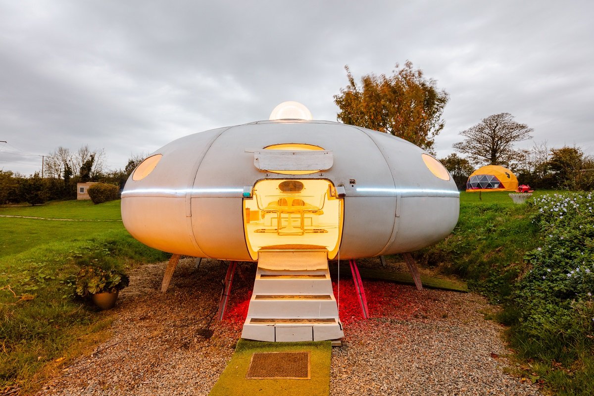 Futuro styled Flying Saucer, Redberth, UK - Gambar Airbnb