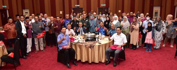 Md Amin (duduk tiga dari kiri) dan Mustaffa Kamal (duduk tiga dari kanan) bersama ahli delegasi dan kakitangan pengurusan UPSI  sempena program Retreat Muar Perkasa 2040 di UPSI Kampus Sultan Azlan Shah, Tanjung Malim, Perak baru-baru ini.