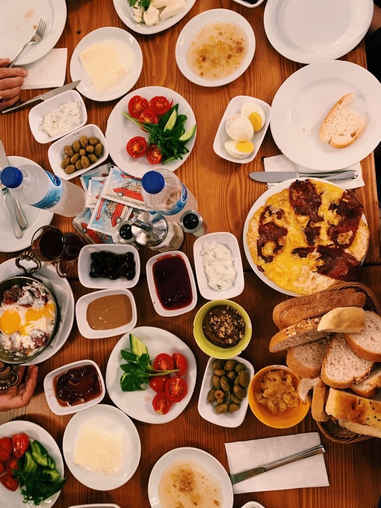 Meja yang dipenuhi dengan makanan untuk sarapan pagi di Turki