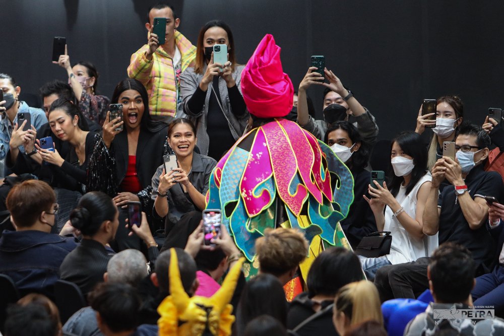 Vida menampilkan rekaan Behati pada hari akhir Kuala Lumpur Fashion Week 2022. - Gambar oleh Sairien Nafis