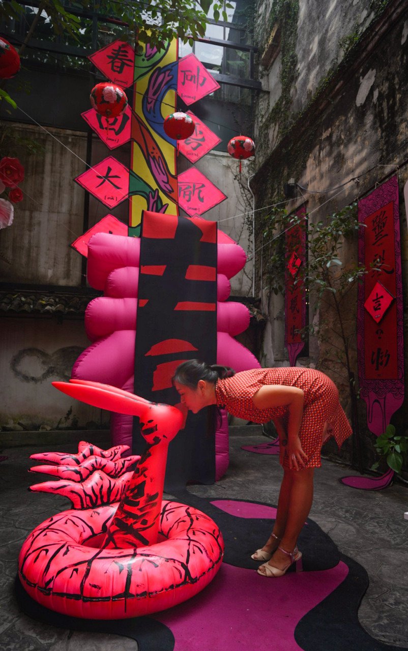 Diinspirasikan oleh tahun Arnab Air, Jaemy mempersembahkan karya seni bertajuk ‘Wet Hot Spring Thing’ . - Gambar Chinatown KL
