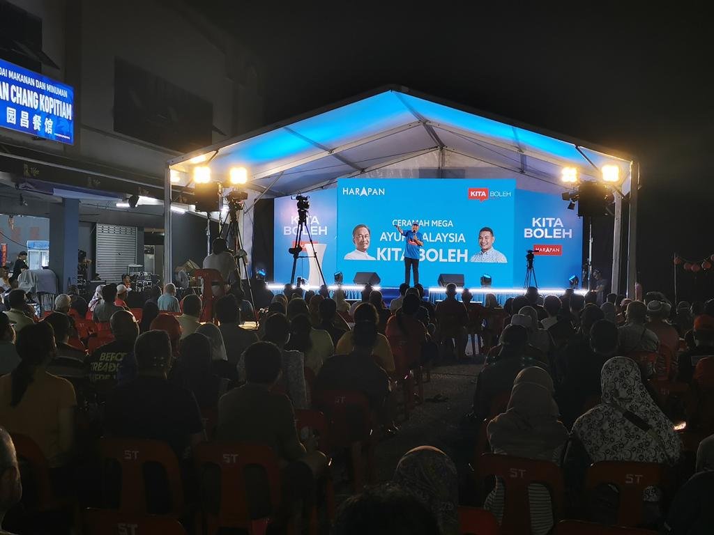 Rafizi ketika berucap pada Ceramah Mega Ayuh Malaysia Parlimen Ledang di Bukit Gambir, di sini, malam tadi. - Gambar oleh Aiman Sadiq