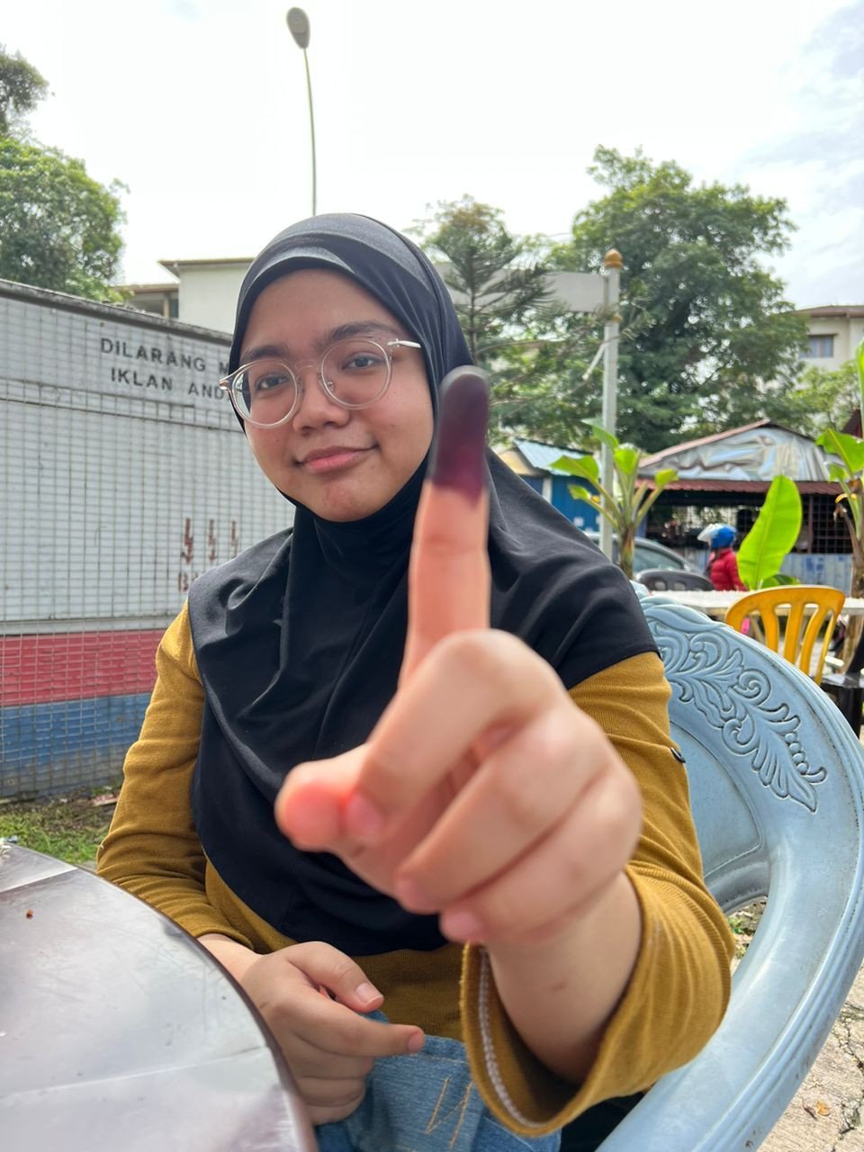 Sara Nur Marcella bangga menunjukkan jari berdakwat tanda sudah mengundi. - Gambar oleh Sophia Ahmad