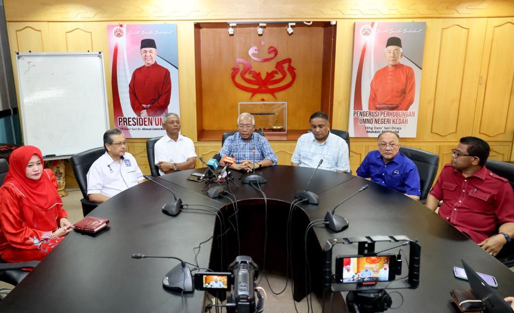 Mahdzir ketika menghadiri sidang media selepas Majlis Taklimat Pilihan Raya Negeri Kedah dan Penyerahan KPI DUN Bersama Pengarah Koordinasi Pilihan Raya UMNO Malaysia, Reezal Merican di Alor Setar, hari ini. - Gambar Facebook