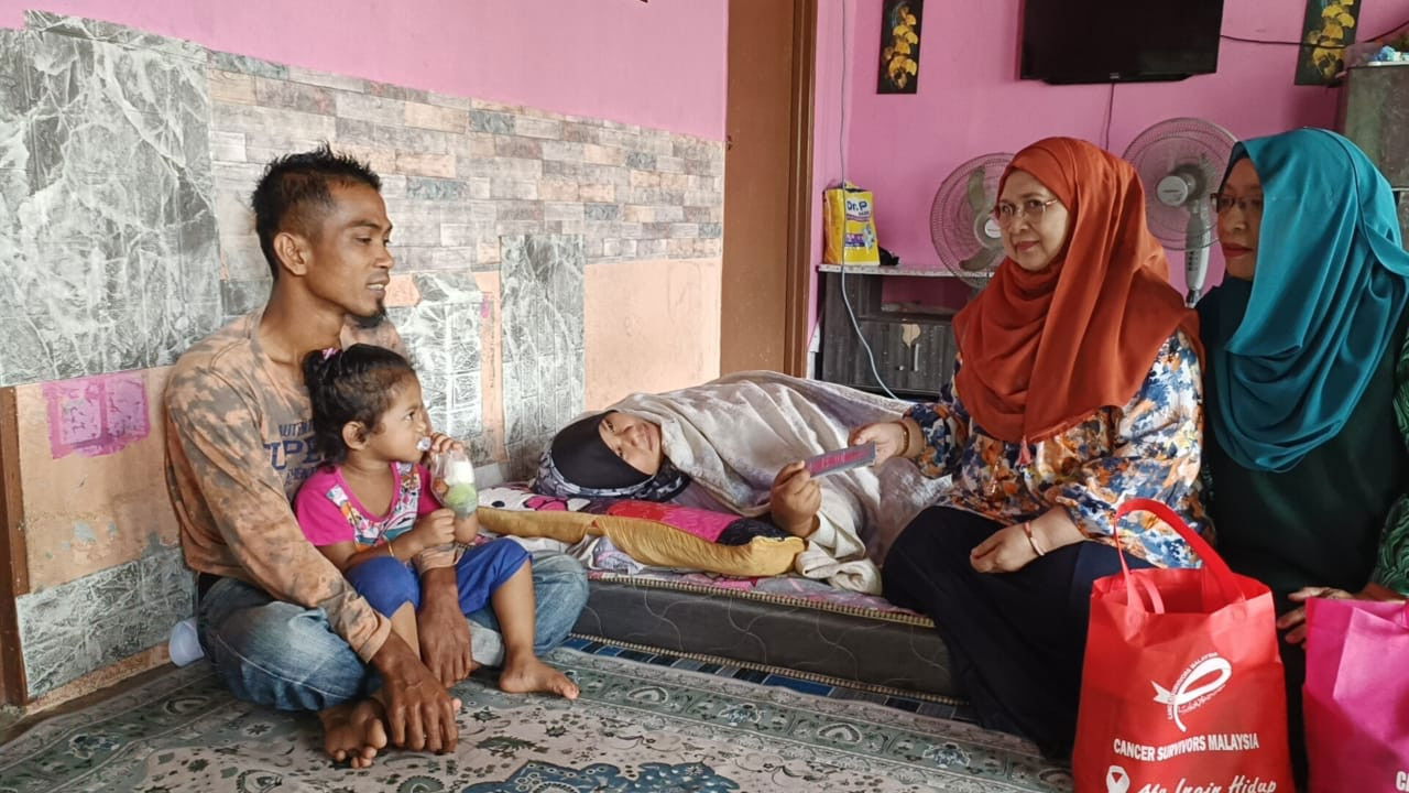 Nurul Suhaida ceria menerima kedatangan Pengerusi Cancer Survivors Malaysia (CSM), Zuraini Kamal (kanan) bersama sukarelawannya, Datin Norasimah Hamid di kediamannya di Kampung Nawa, Alor Setar, hari ini. gambar Rafisqi Radhi  