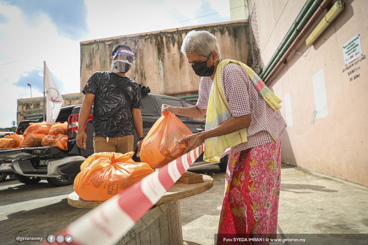 Warga emas yang menetap di Pangsapuri Kayu Ara ini menerima bantuan bekalan barang keperluan asas.