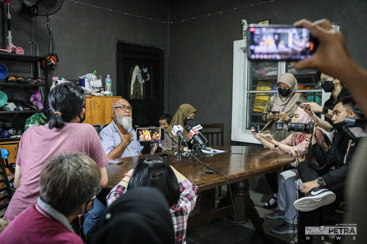 Zainoldin pada sidang media di rumahnya di Kampung Padang Jawa, hari ini. - Gambar oleh Syeda Imran