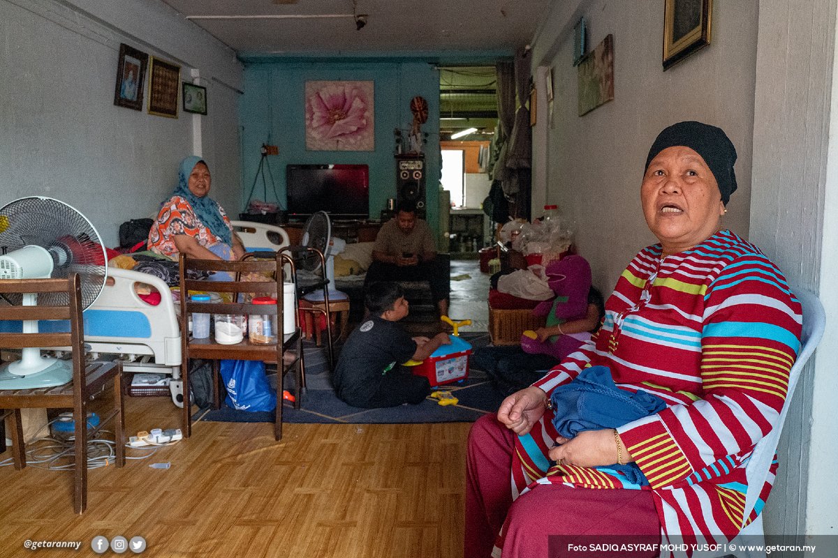 Zalaha Yusof (kanan) menetap di situ bersama keluarganya sejak 55 tahun lalu.