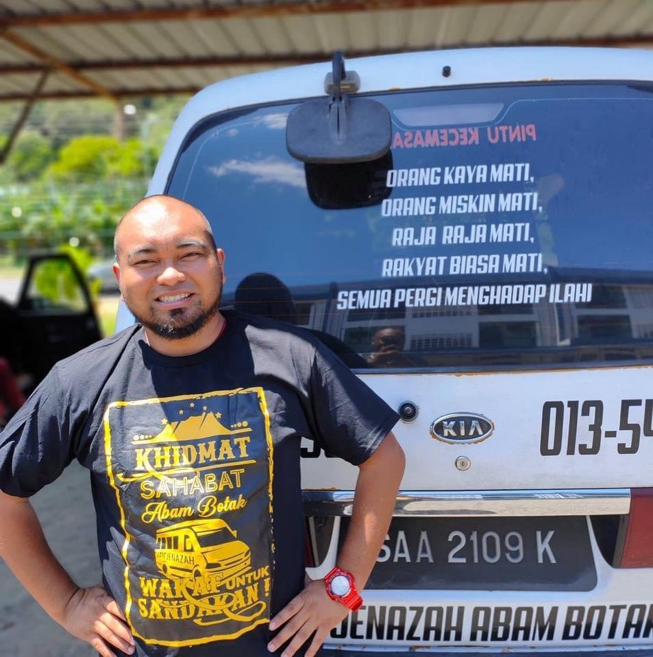 Abam Botak menawarkan perkhidmatan van jenazah percuma tanpa mengira batas agama di sekitar Sandakan, Sabah.