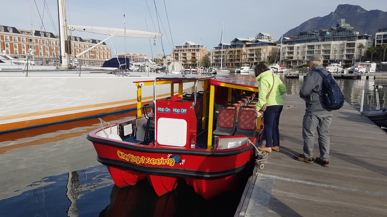 Bot pesiar pelancong di Cape Town