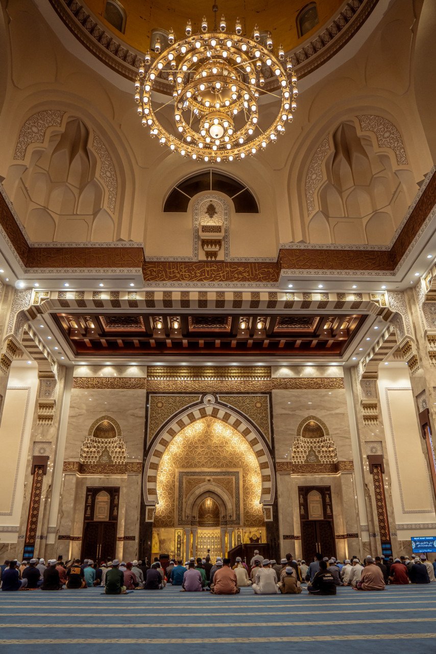Masjid Sri Sendayan terletak di kawasan berkeluasan 4.5 hektar dan dibina dengan kos lebih RM100 juta - Gambar Unsplash
