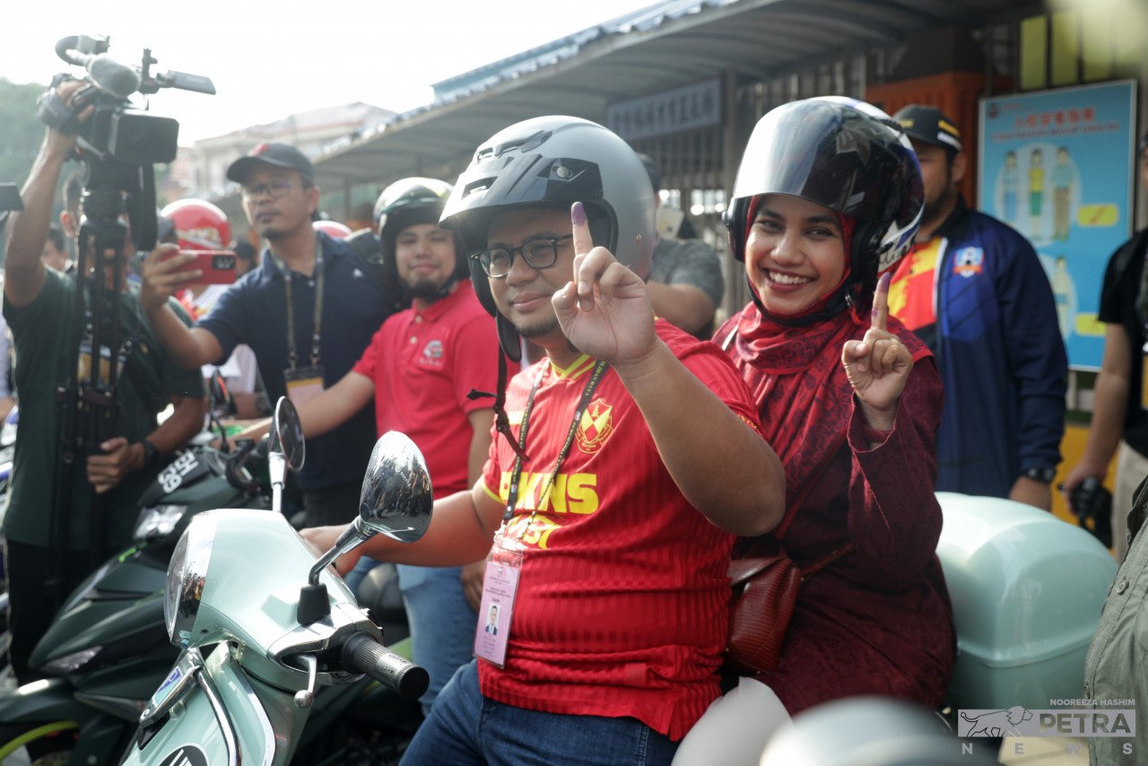 Menteri Besar Selangor, Datuk Seri Amirudin Shari dan isteri, Datin Seri Masdiana Muhamad tiba dengan menaiki motosikal di Sekolah Jenis Kebangsaan Cina Selayang Baru untuk mengundi. Amirudin mempertahankan kerusi DUN Sg Tua pada Pilihan Raya Negeri (PRN) Selangor 2023. - Nooreeza Hashim