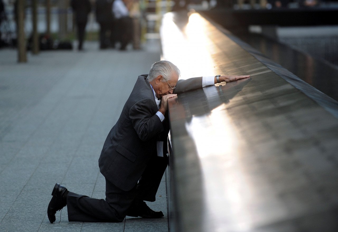 Gambar fail menunjukkan Robert Peraza meratapi pemergian anaknya, Robert David Peraza, dalam tragedi 9/11. - Gambar Reuters