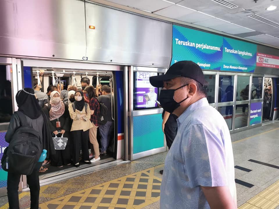 Anthony Loke mengadakan tinjauan mengejut ke stesen LRT Laluan Kelana Jaya. 
