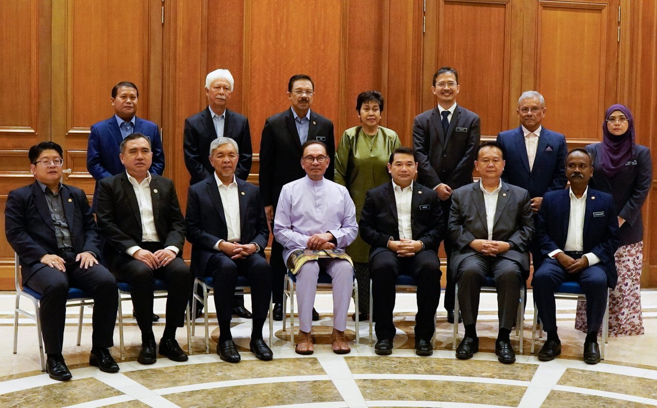 Anwar (tengah) bergambar sebelum mempengerusikan Mesyuarat Majlis Tindakan Ekonomi Negara (MTEM), hari ini. - Gambar dari Facebook Anwar Ibrahim