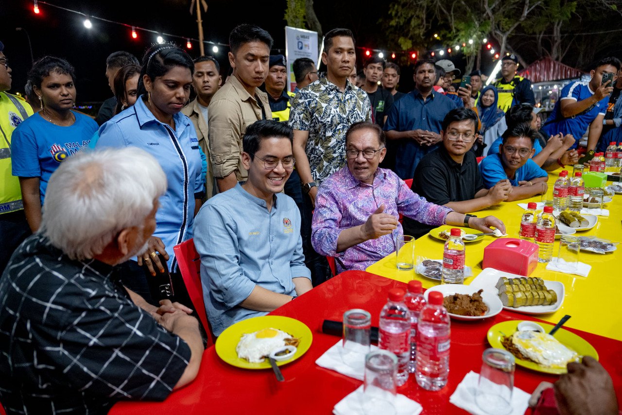 Anwar turut mengambil kesempatan untuk singgah di Iman Koey Teow Kerang, malam tadi. - Gambar dari Facebook Anwar Ibrahim 