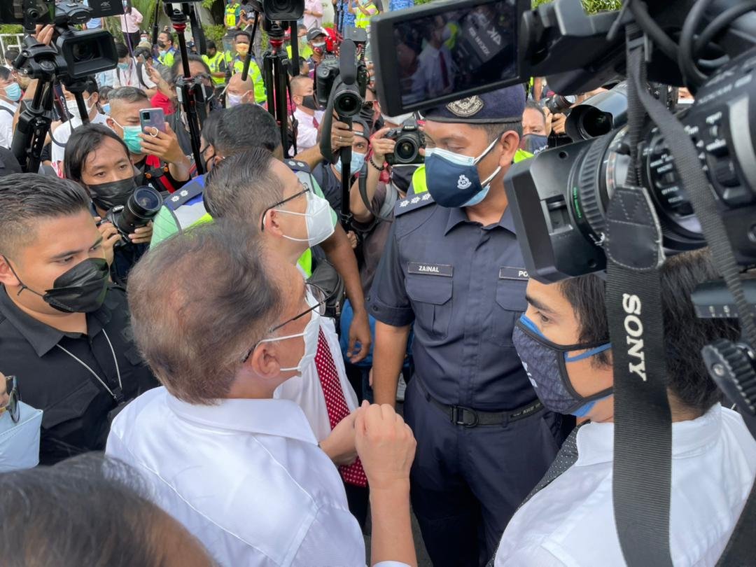 Anwar berunding dengan pihak polis di Parlimen