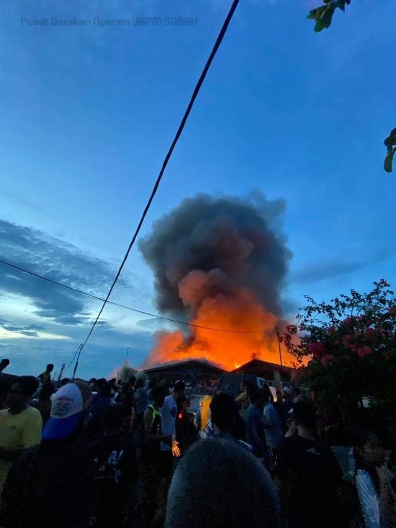 Orang ramai menyelamatkan diri selepas 6 buah rumah air di Kampung Panji terbakar, semalam.
