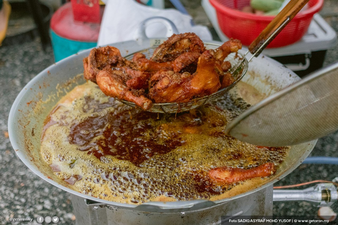 Ayam goreng yang menggiurkan, digoreng garing antara jualan di bazar Ramadan di Setia Alam.