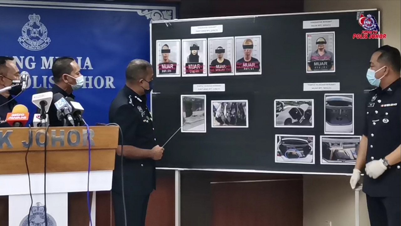 Ayob Khan menunjukkan gambar suspek sindiket pengedaran dadah pada sidang media di Johor Bahru, hari ini.