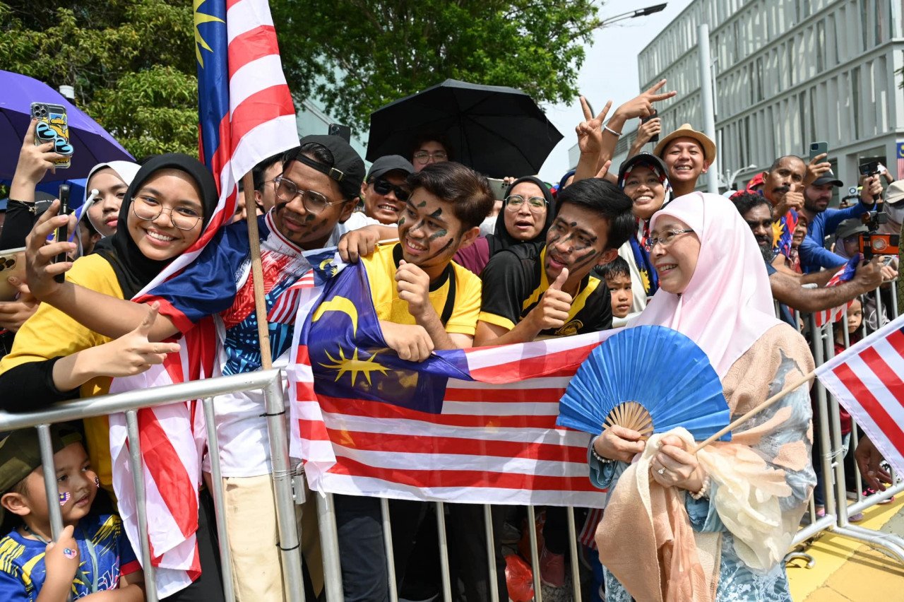 Isteri Perdana Menteri, Datin Seri Dr Wan Azizah Wan Ismail sempat bergambar dengan orang ramai yang menghadiri sambutan Hari Kebangsaan Ke-66 di Dataran Putrajaya, hari ini. gambar Facebook Anwar Ibrahim