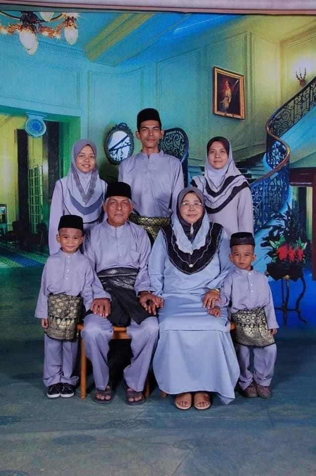 Azwan (belakang, tengah) bersama keluarganya.