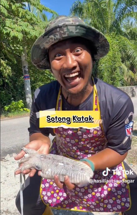 Bang Amat menggunakan sepenuhnya media sosial untuk mempromosikan hasil laut.