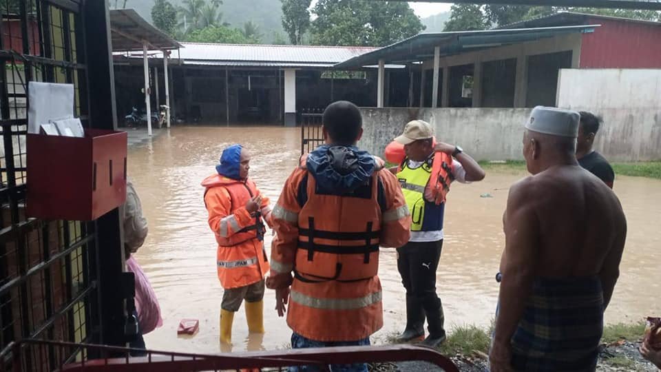 Anggota APM menjalankan misi menyelamat di Baling. - Gambar dari Facebook APM Negeri Kedah