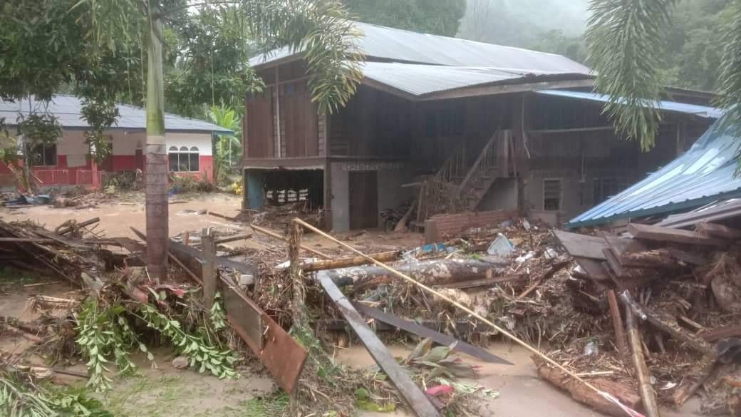 Keadaan sebuah rumah yang terlibat dengan banjir di Baling - Gambar dari Facebook Anak-anak Darulaman