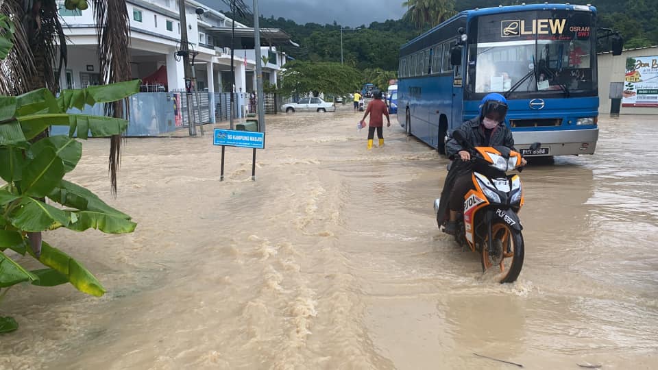 Hujan lebat malam tadi mengakibatkan beberapa kawasan mengalami banjir kilat. - Gambar dari ADUN PH N38 Bayan Lepas