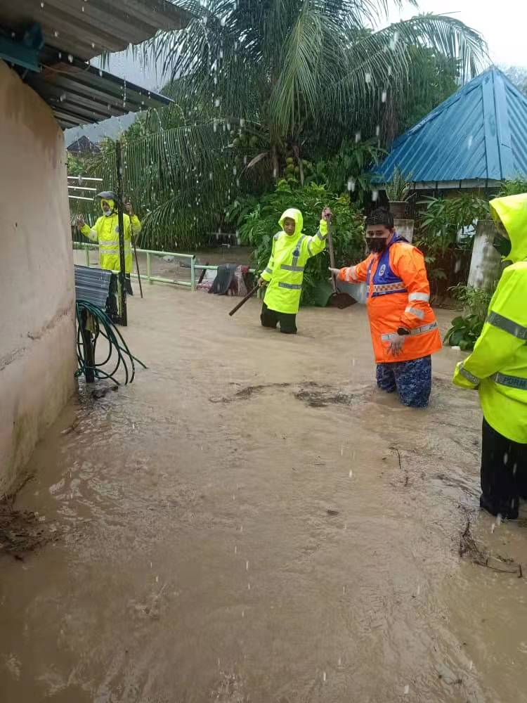 Pasukan penyelamat membantu penduduk di beberapa kampung yang terlibat dengan banjir kilat. - Gambar dari media sosial