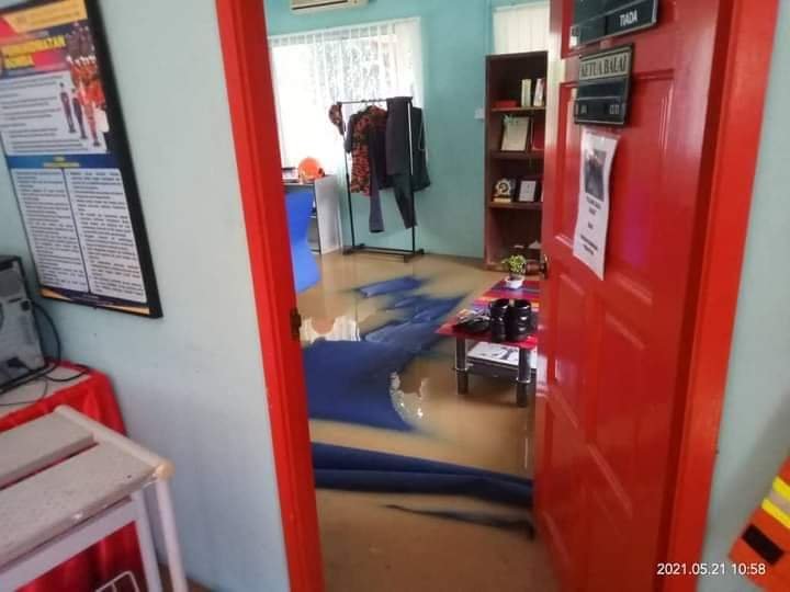 Keadaan Balai Bomba Tenom yang dinaiki air dalam banjir hari ini