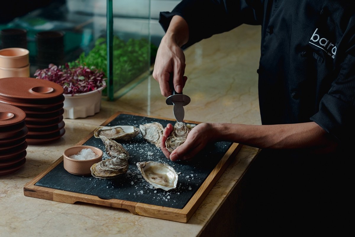 Bara On Six menyediakan beberapa jenis tiram segar (tiram di atas ais) untuk dijadikan hidangan pembuka selera - Gambar ihsan Traders Hotel Kuala Lumpur