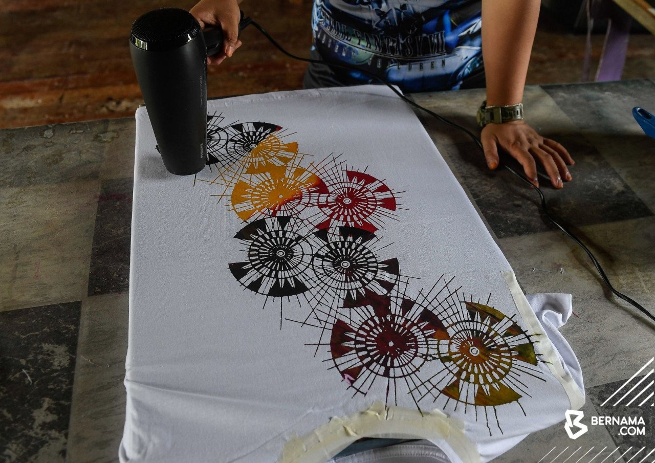 Proses mengering menggunakn mesin pengering selepas teknik cetakan dilakukan bagi mendapatkan latar belakang corak dan warna kain mengikut motif.