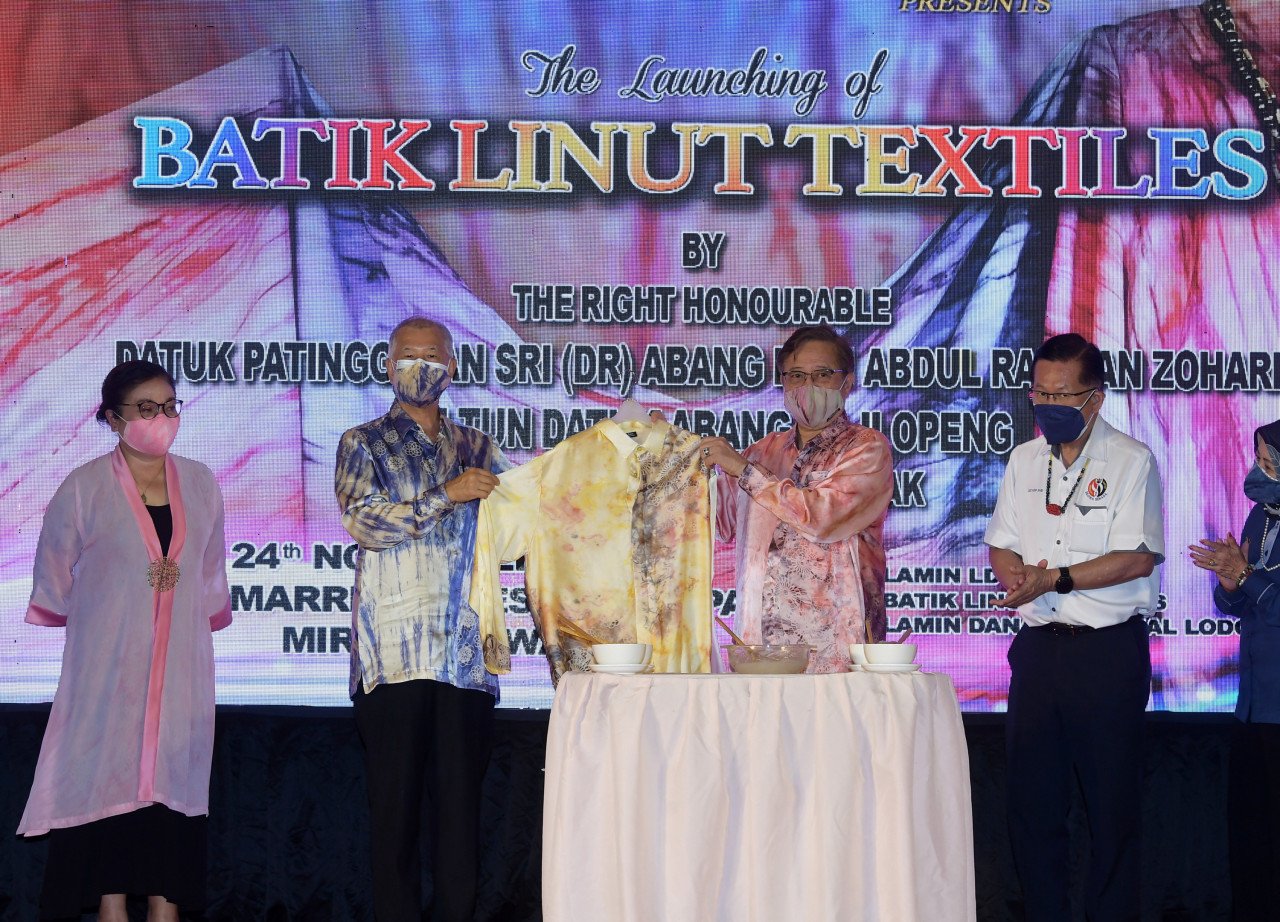 Ketua Menteri Sarawak Tan Sri Abang Johari Tun Openg menunjukkan baju batik Linut pada Majlis Pelancaran Batik Linut Textiles. Turut sama Pengarah Urusan Lamin LD Sdn. Bhd., Diana Rose (kiri).