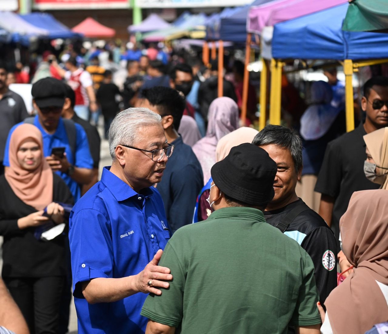 Ismail Sabri beramah mesra dengan penduduk ketika menyantuni peniaga dan pengunjung di Pasar Sehari Kerayong. - Gambar dari PMO