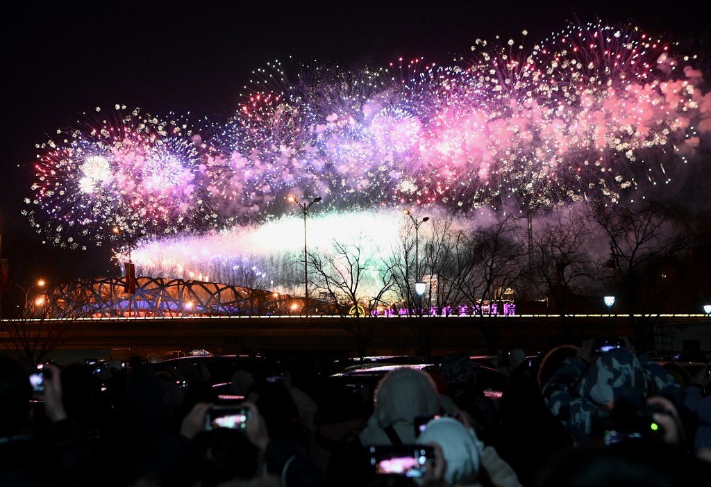 Bunga api dinyalakan pada majlis penutupan Sukan Olimpik Musim Sejuk 2022 di Beijing, malam tadi. - Gambar AFP
