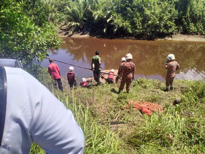 Kenderaan Muhammad Iman ditemui dalam Sungai Api-Api di Pekan Nenasi, Pahang. - Gambar dari media sosial