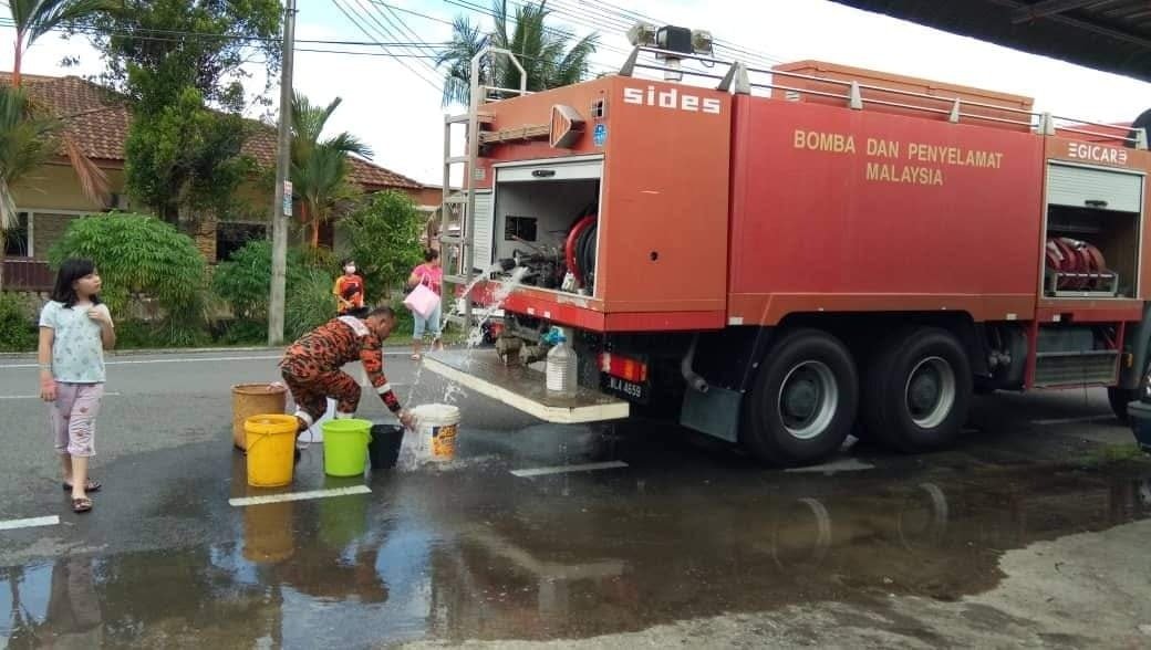 Bomba turut membantu menghantar air kepada penduduk-penduduk di sekitar Miri yang terkesan dengan ketiadaan air. - Gambar dari Facebook Miri Edition