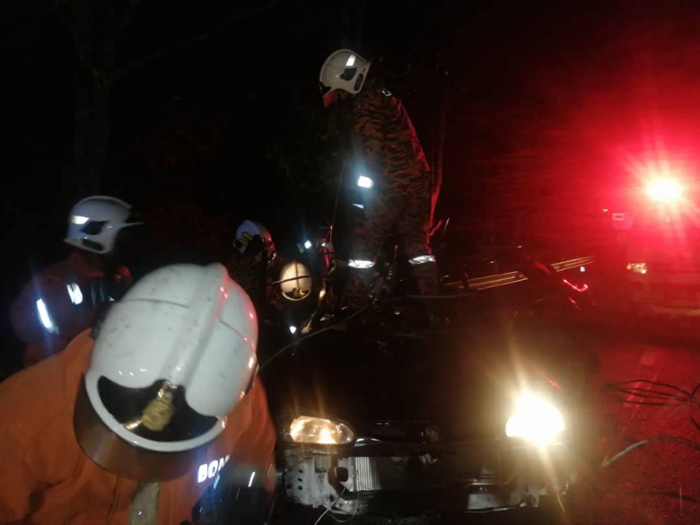 Anggota Bomba menyelamatkan mangsa yang terperangkap dalam kenderaan yang terlibat dalam kemalangan di Jalan Slim Lama di Tanjung Malim malam tadi.