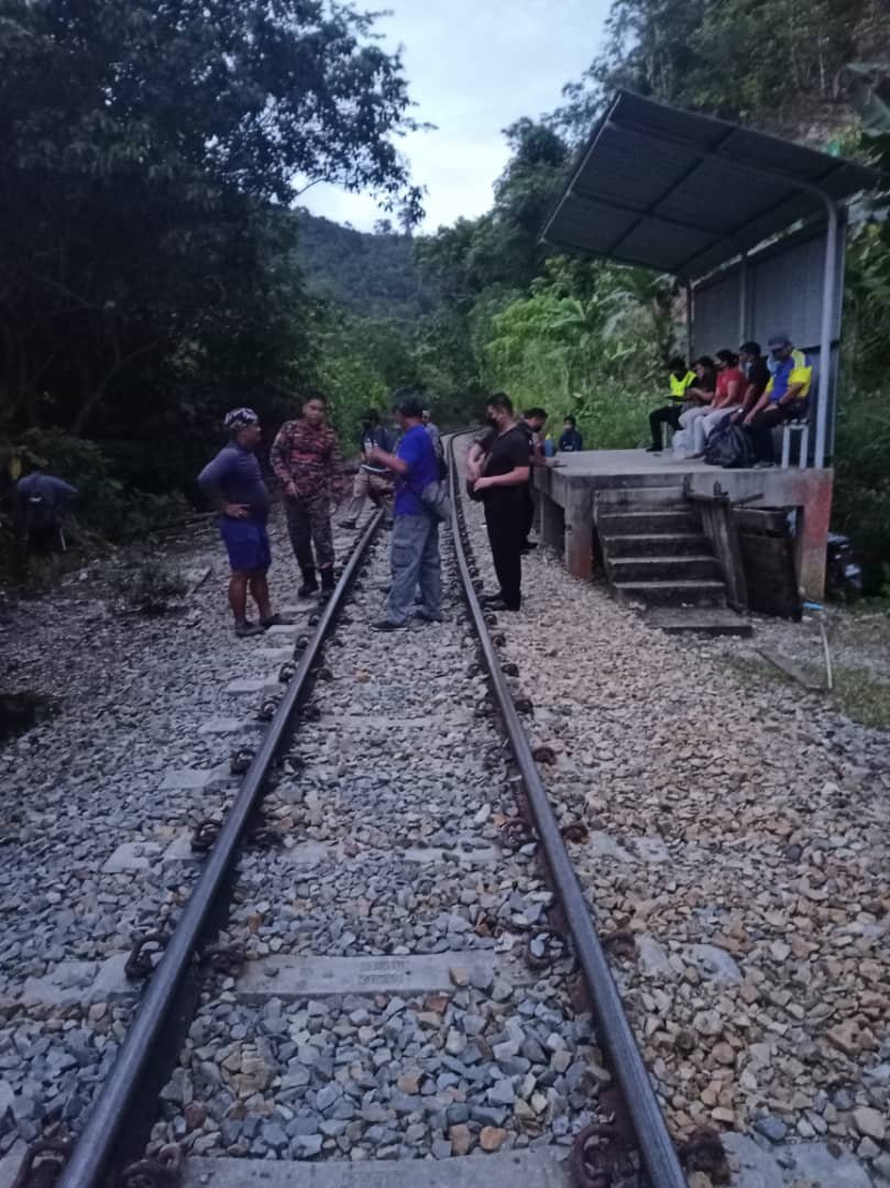 Anggota Bomba terpaksa menggunakan kereta api untuk ke lokasi kejadian di Kampung Kalandos Pangi, memandangkan kawasan itu hanya boleh diakses menggunakan pengangkutan jenis berkenaan sahaja.