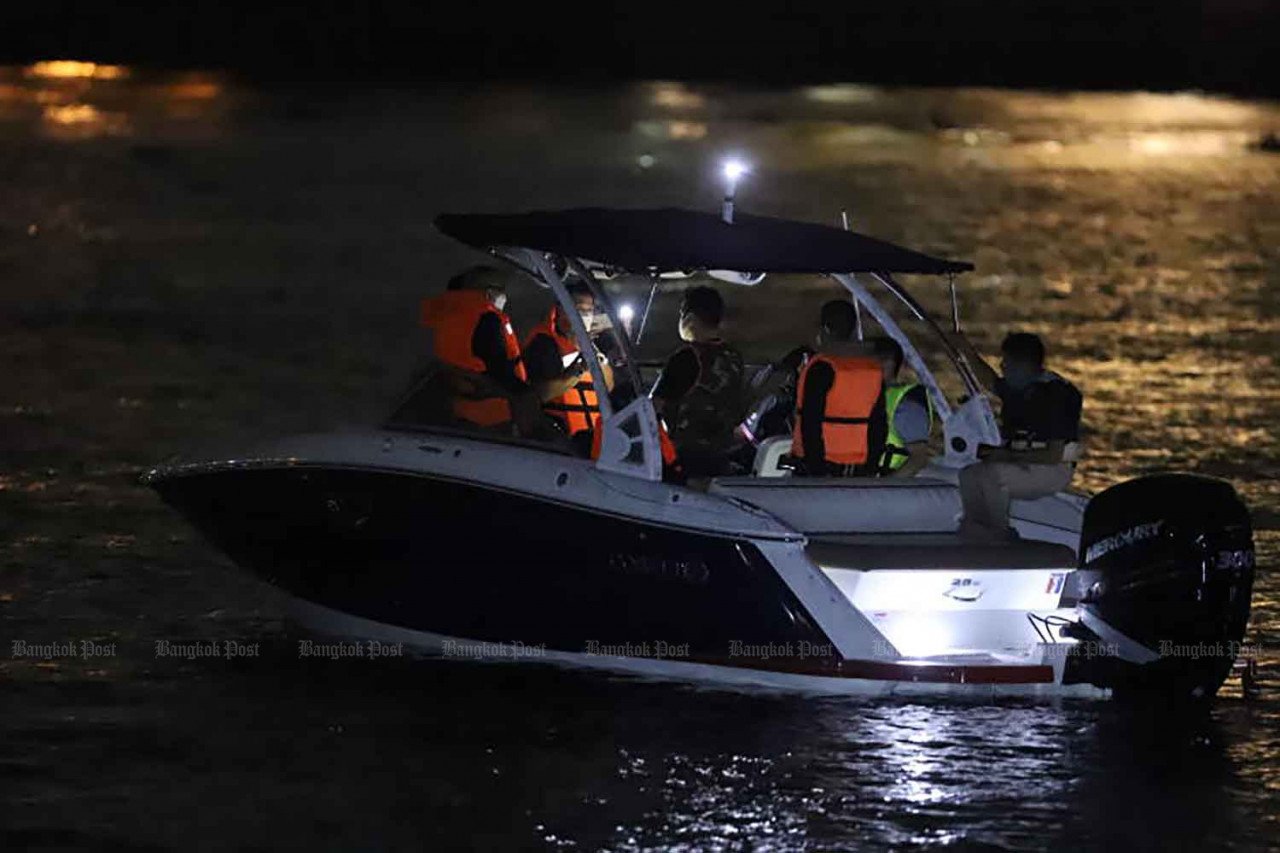 Polis menjalankan siasatan berhubung kematian Nida di Sungai Chao Phraya. - Gambar dari Bangkok Post