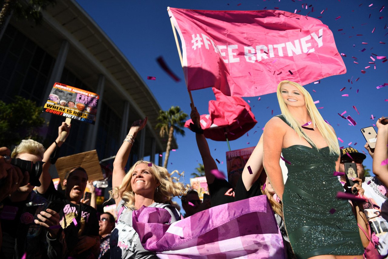 Para peminat Britney Spears meraikan keputusan mahkamah di Los Angeles, CaliforniaGambar: Patrick T. Fallon, AFP